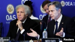 El secretario general de la OEA, Luis Almagro (izquierda), y el secretario de Estado de EEUU, Antony Blinken (derecha), el 23 de junio de 2023 en la sede de la OEA en Washington, DC. (Jonathan Ernst/Reuters).