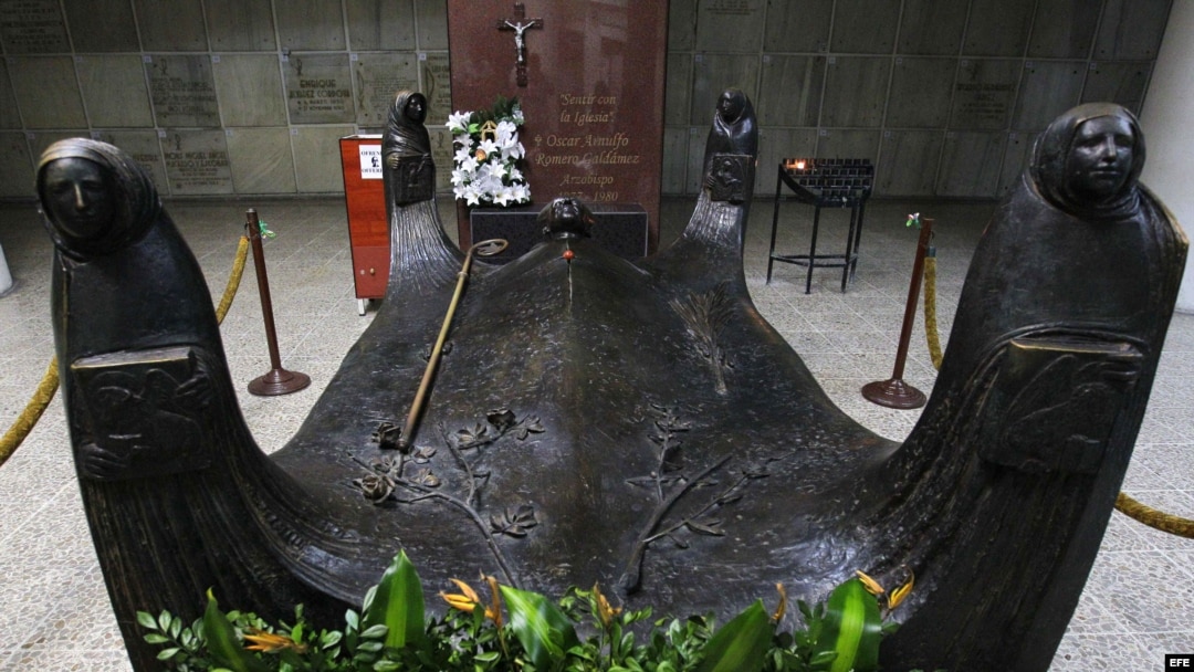 Tumba de monseñor Romero, en el interior de la Catedral Metropolitana en San Salvador.