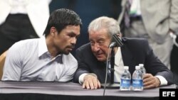 El promotor de boxeo Bob Arum (derecha) junto a Manny Pacquiao durante la conferencia de prensa del 2 de mayo tras la derrota del boxeador filipino ante el estadounidense Floyd Mayweather Jr.