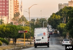 Una camioneta de reparto de una empresa estadounidense de envío de remesas de alimentos circula por una calle de La Habana el 22 de mayo de 2024.