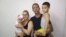 Ovidio Martín Castellanos junto a su esposa e hijos. (@KataCuba)
