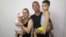 Ovidio Martín Castellanos junto a su esposa e hijos. (@KataCuba)