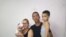 Ovidio Martín Castellanos junto a su esposa e hijos. (@KataCuba)