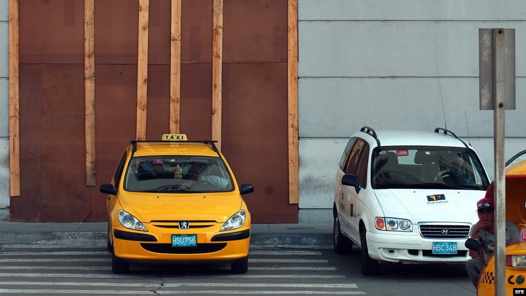 Taxis estatales en La Habana