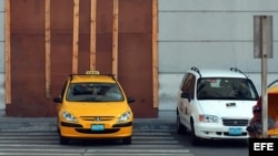 Taxis estatales en La Habana