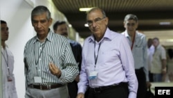 Humberto de la Calle, jefe de la delegación de paz del Gobierno, llega junto al excomandante del Ejército Nacional de Colombia, Jorge Enrique Mora Rangel (d-i), al Palacio de Convenciones de La Habana (17 de junio, 2015).