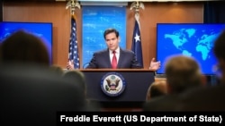 El secretario Marco Rubio ofrece declaraciones a la prensa desde la sala de conferencias de prensa del Departamento de Estado en Washington, D.C., el 19 de diciembre de 2025. 