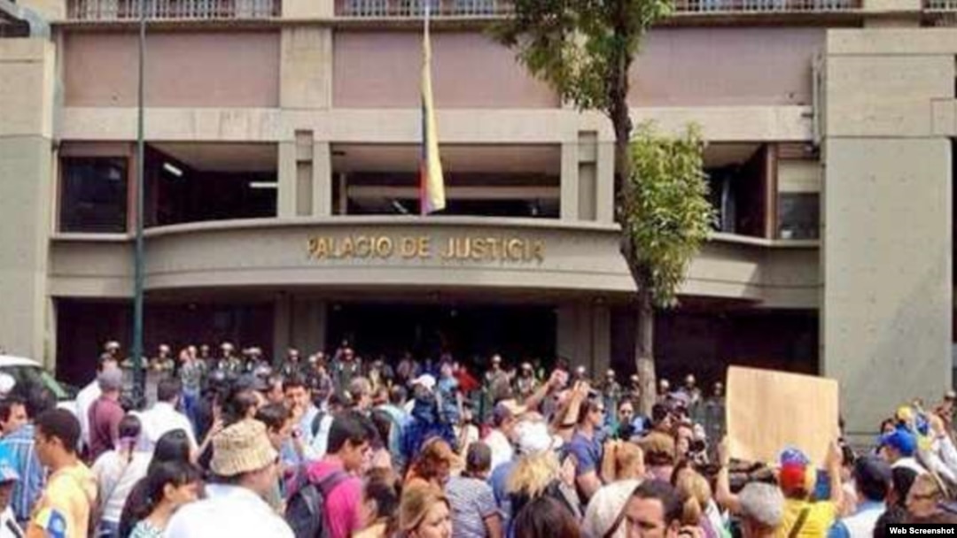 Partidarios Leopoldo López frente al Palacio de Justicia en Caracas