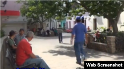 Brigadas de saneamiento echan cal en fosas y letrinas&nbsp;