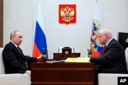 Putin junto a Sergey Mironov, líder del partido político Rusia Justa en Moscú, Rusia, el 14 de febrero de 2023. (Mikhail Metzel, Sputnik vía AP, archivo)