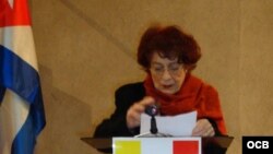 Nivaria Tejera, durante el acto de entrega del premio "Con Cuba en la distancia" en el Congreso Internacional sobre Creación y Exilio. Valencia, España, 2008.