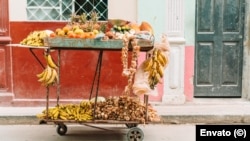 El carro de un vendedor ambulante de frutas y vegetales en una calle de La Habana. 