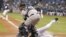 El jugador de Tampa Bay Matt Joyce (L) se desliza en el home frente al receptor de los Yankees de New York Austin Romine (R). Archivo.