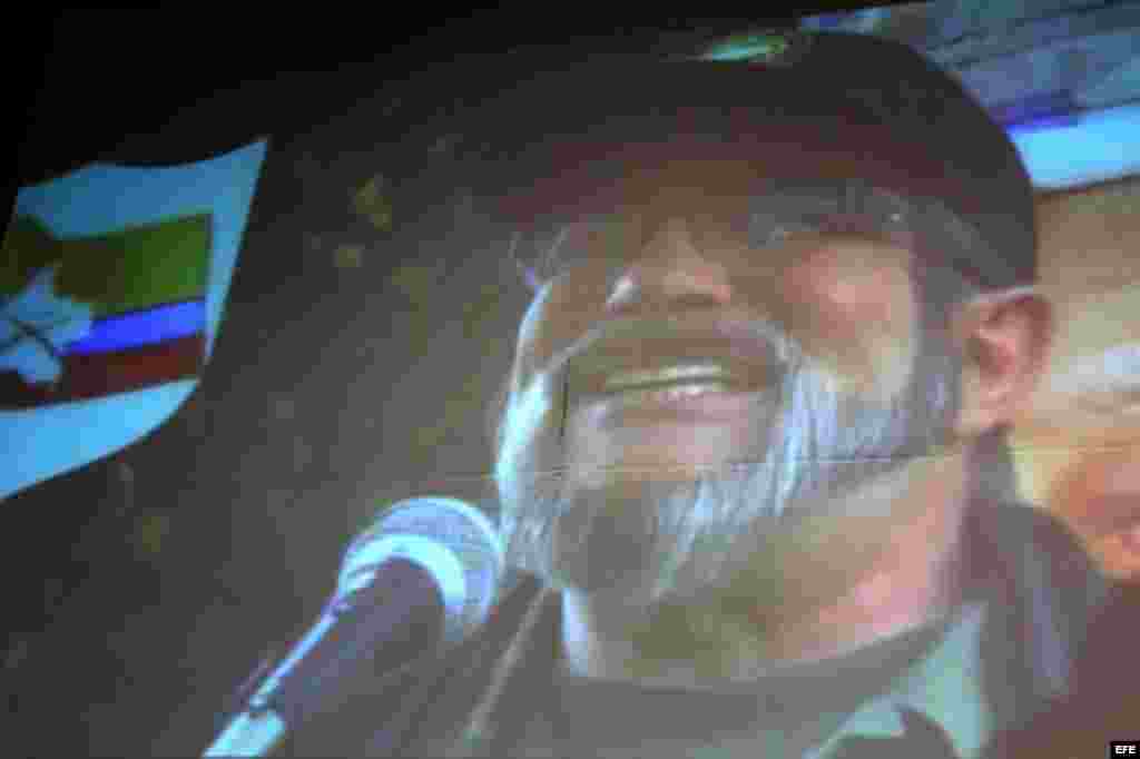 Fotografía de un vídeo de las Fuerzas Revolucionarias de Colombia (FARC) donde aparece el máximo jefe de las FARC, Rodrigo Londoño Echeverri, alias "Timochenko" anunciando hoy, martes 4 de septiembre de 2012, el inicio de las conversaciones con el Gobiern