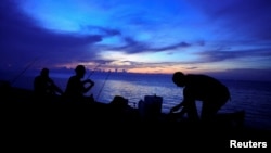 Cubanos amanecen sin servicio eléctrico tras la desconexión el lunes del sistema eléctrico nacional. (REUTERS/Norlys Perez)