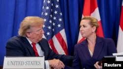 El presidente de Estados Unidos, Donald Trump, estrecha la mano de la primera ministra de Dinamarca, Mette Frederiksen, en el marco del 81.º periodo de sesiones de la Asamblea General de las Naciones Unidas. REUTERS/Kylie Cooper