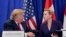 El presidente de Estados Unidos, Donald Trump, estrecha la mano de la primera ministra de Dinamarca, Mette Frederiksen, en el marco del 81.º periodo de sesiones de la Asamblea General de las Naciones Unidas. REUTERS/Kylie Cooper