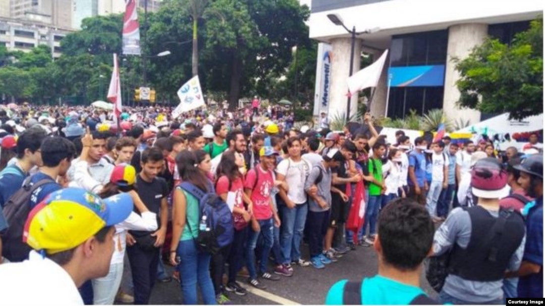 Oposición y universitarios salen otra vez a las calles de Caracas para protestar contra el gobierno.