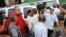 El periodista Mario Silva (con camisa roja) es asediado por la prensa tras estallar el escándalo.
