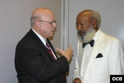 Roig junto al activista estadounidense por los derechos civiles James Meredith.