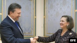 El presidente de Ucrania, Víktor Yanukóvich (i), durante su encuentro con la secretaria de Estado adjunta de EE.UU. para Asuntos Europeos, Victoria Nuland (d). 