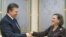 El presidente de Ucrania, Víktor Yanukóvich (i), durante su encuentro con la secretaria de Estado adjunta de EE.UU. para Asuntos Europeos, Victoria Nuland (d). 