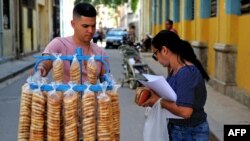 Un vendedor de galletas en La Habana.