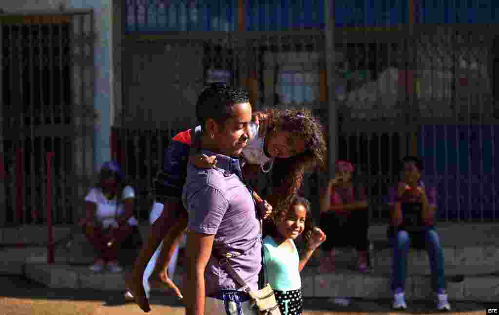 Fotografía del 11 de febrero de 2017, durante un matrimonio en la playa de Tarará, organizado por la compañía privada "Miss Mónica", en La Habana (Cuba). Organizar un boda "vintage" en la exótica Habana Vieja o ajustar la complicada logística de una cerem