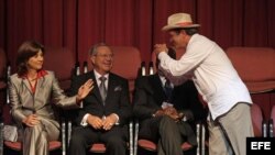 El canciller de Ecuador, Ricardo Patiño (d), saluda a su par de Colombia, María Ángela Holguín (i).