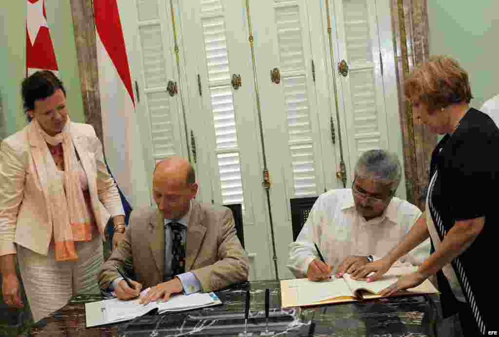  El viceministro primero de Justicia de Cuba, Urbano José Pedraza (d) y el embajador de Holanda en la isla, Norbertus Braakhuis (i). 