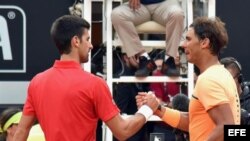 Djokovic saluda a Nadal.