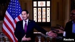 El secretario de Estado, Marco Rubio, habla con la prensa en la Embajada de EE. UU. en Roma, Italia, el 8 de mayo de 2026. STEFANO RELLANDINI/Pool vía REUTERS