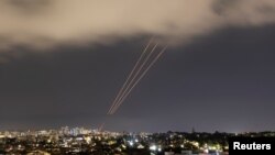Horas después del lanzamiento en Jerusalén se escucharon sirenas y se pudo ver explosiones sobre el cielo / Foto: Amir Cohen (Reuters)

