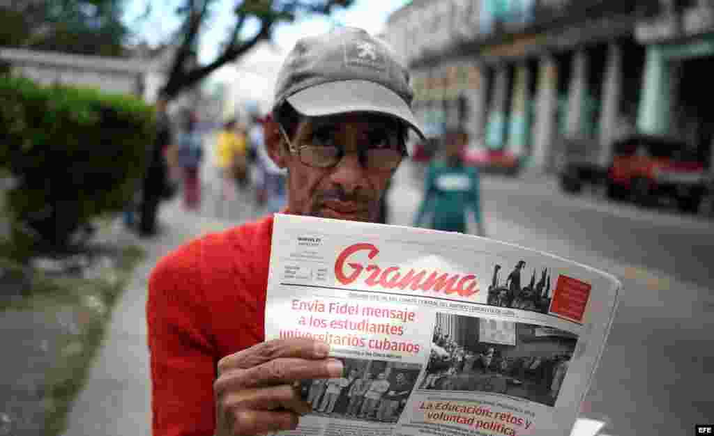 Vendiendo el diario Granma. 