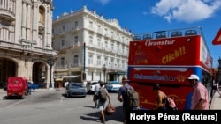 Turistas en La Habana Vieja. Foto: REUTERS/Norlys Pérez
