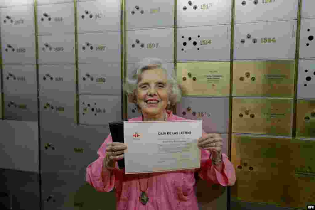 La escritora mexicana Elena Poniatowska, Premio Cervantes 2013, durante el acto en el que ha donado un legado a la Caja de las Letras del Instituto Cervantes, dos días antes de recibir el premio de manos del Rey.