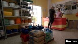 Un empleado atiende a un cliente en una tienda privada de materiales de construcción en La Habana. (Reuters/Alexandre Meneghini/Archivo)