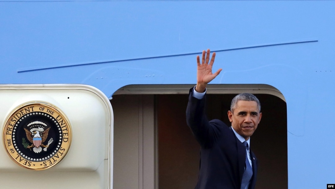 El presidente de EEUU, Barack Obama, se despide antes de abordar el Air Force One tras su visita a Birmania. Archivo.