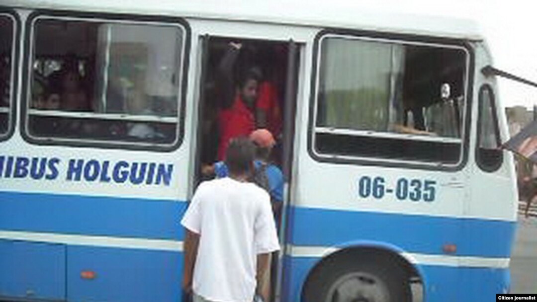 Reporta Cuba. Transporte público en Holguín. Foto: Ramón Zamora.