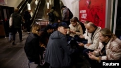 La gente se sienta en una estación de metro para protegerse de un ataque aéreo, durante el ataque de Rusia a Ucrania, en Kyiv, Ucrania, el 11 de noviembre de 2023. REUTERS/Thomas Peter