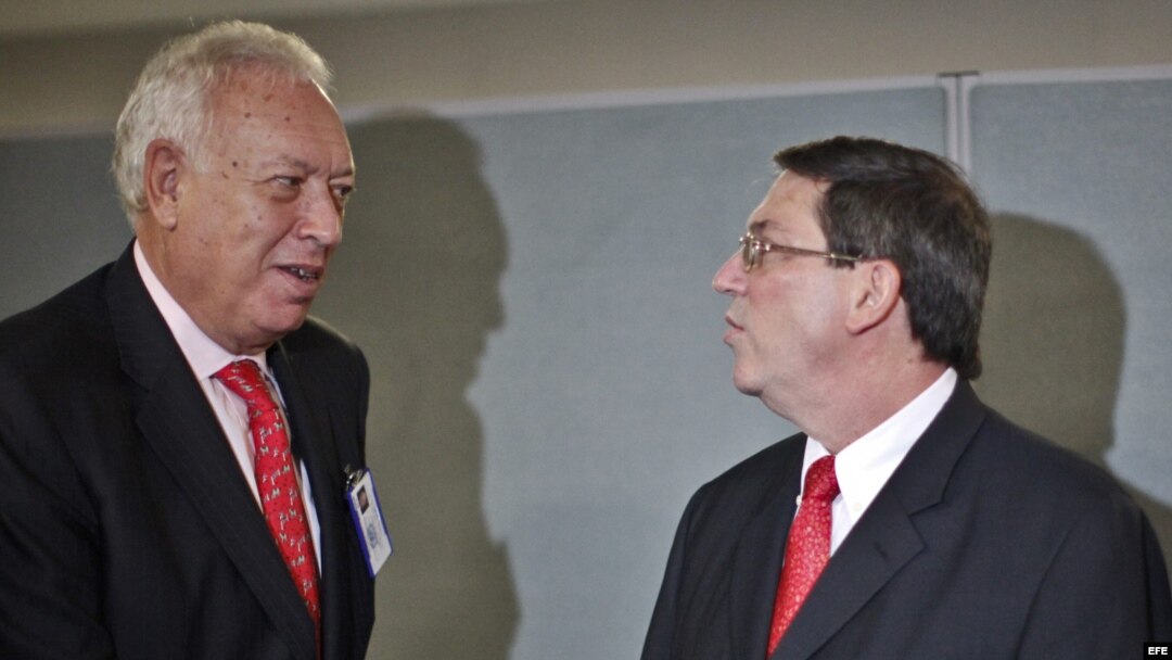 El ministro de Asuntos Exteriores español, José Manuel García-Margallo habla con su homólogo cubano, Bruno Rodríguez, el 26 de septiembre 2012.