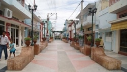 Continúa bajo asedio rapero contestatario