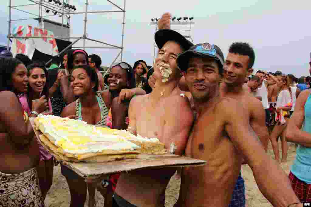 Jóvenes bromean en un grupo