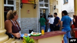 Cubanos en una cafetería privada.