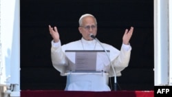 El Papa León XIV bendice a la multitud desde la ventana del palacio apostólico con vistas a la plaza de San Pedro durante el rezo del Ángelus dominical en el Vaticano.