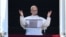 El Papa León XIV bendice a la multitud desde la ventana del palacio apostólico con vistas a la plaza de San Pedro durante el rezo del Ángelus dominical en el Vaticano.
