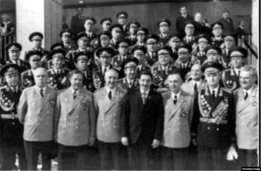 Con los militares soviéticos durante el aniversario de la Revolución de Octubre en 1977.
