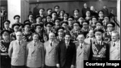 Con los militares soviéticos durante el aniversario de la Revolución de Octubre en 1977.