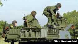 Jóvenes cubanos realizan ejercicios militares en una unidad de artillería de las Fuerzas Armadas Revolucionarias (FAR), Cuba.