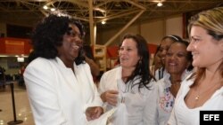 La líder de las Damas de Blanco, Berta Soler (i), habla con sus compañeras. Foto de archivo
